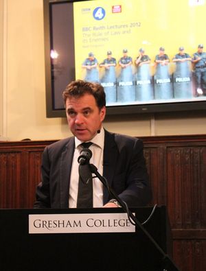 니얼 퍼거슨(Niall Ferguson)이 그레샴 칼리지(Gresham College)에서 2012년 BBC 리쓰 강연 세 번째 강연을 녹음하는 모습.