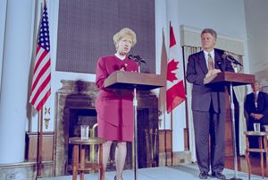 1993년 7월, 도쿄에서 열린 G7 정상회의에서 캠벨이 미국 대통령 빌 클린턴과 기자 회견을 하는 모습