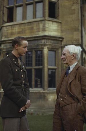 제2차 세계 대전 당시 옥스퍼드 대학교에서 치료받던 미군 조종사와 이야기하는 베버리지