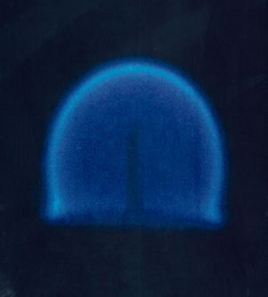 무중력 상태에서는 대류에 의해 연소 생성물이 연료원에서 멀어지지 않아 구형의 화염 전면이 형성된다.