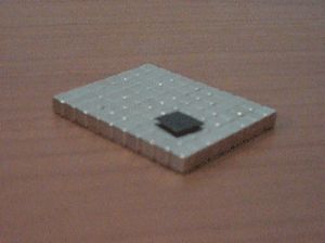 강자장 속에서 부상하는 열분해 탄소