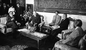 수하르토와 제럴드 포드, 키신저가 1975년 12월 6일 자카르타에서 만난 모습. 인도네시아의 동티모르 침공 하루 전