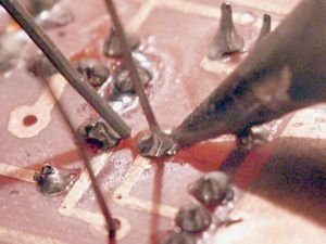 사용 중인 납땜 인두