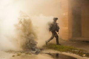 연막탄으로 생성된 연막 속을 이동하는 프랑스 외인부대원