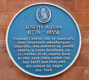 리즈에 있는 조셉 애스핀을 기념하는 명판