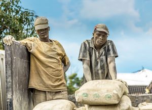 2017년 콩고 고마에서 시멘트를 싣고 내리는 아버지와 아들