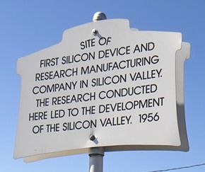 훗날 실리콘밸리가 될 곳에 처음으로 설립된 첨단 기술 회사인 쇼클리 반도체 연구소를 기념하는 명판