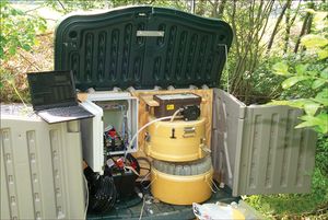 위스콘신주 뉴페인(New Fane, Wisconsin)의 밀워키 강(Milwaukee River) 동쪽 지류에 설치된 자동 시료 채취 장치. 자동 시료 채취기는 시간 간격이나 유량에 비례하여 시료를 채취하며, 데이터 기록기는 수온, 비전도도, 용존 산소 등을 기록한다.