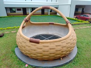 꽃주머니 모양의 벽과 받침대가 있는 우물