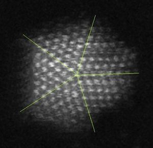 금 나노입자(투과전자현미경 사진)의 5중 쌍정.