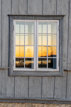 유리는 비정질 고체의 일반적인 예이다.