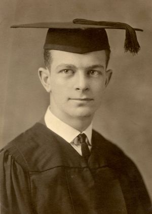 폴링은 1922년 오레곤 농업대학교를 졸업했다.