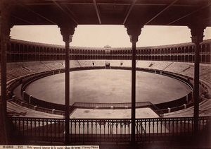 1874년 마드리드 푸엔테 델 베로 투우장 내부 전경. J. 로랑 촬영. 알부민 복사본. 에스파냐 국립도서관.