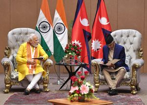 네팔 총리 셰르 바하두르 데우바(Sher Bahadur Deuba)와 인도 총리 나렌드라 모디(Narendra Modi)가 부처님 오신 날(Buddha Purnima) 룸비니에서