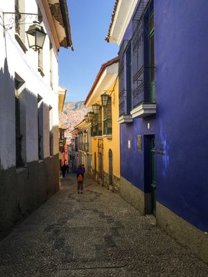 라파스의 역사 지구에 있는 하엔 거리에는 잘 보존된 스페인 식민지 시대 건축물들이 있습니다.