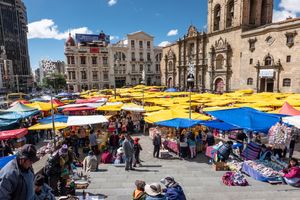 알라시타스(Alasitas) 연례 박람회. 사람들은 축소 모형 선물을 사서 번영의 신 에케코(Ekeko)에게 기도한다