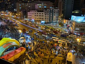 시내 중심부 마르티살 산타 크루스 가의 러시아워 교통