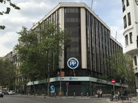 당사 마드리드 헤노바 거리에 위치. 당사의 위치 때문에, 헤노바라는 용어는 종종 당 지도부를 나타내는 은유로 사용된다.