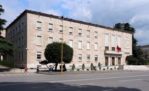 크리에미니스트리아는 알바니아 총리의 공식 집무실로 데슈모레트 에 코므비트 대로에 위치해 있다.