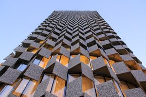 마리팀 플라자 티라나는 티라나 중심부에 위치해 있다.