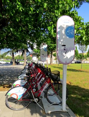 마더 테레사 광장 근처 에코볼리스 스테이션