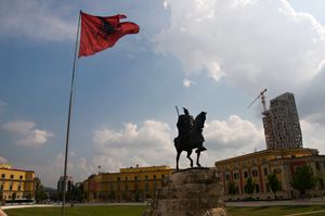 플로레스타노 디 파우토와 아르만도 브라시니는 명확한 각진 해결책과 거대한 주문부 조각으로 신르네상스 양식의 티라나 도시 계획을 설계했다.