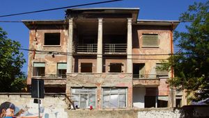 알바니아 라디오 텔레비전}} (RTSH)는 1938년, 제2차 세계 대전 이전에 티라나 라디오로 처음 개국했다.