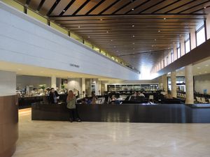 라파엘 모네오가 설계한 지하 확장 공간의 카페테리아