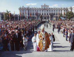 요한 바오로 2세가 1993년에 대성당을 봉헌했습니다.
