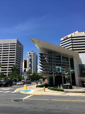 하토 레이에 있는 포퓰러사 본사, 포퓰러 센터