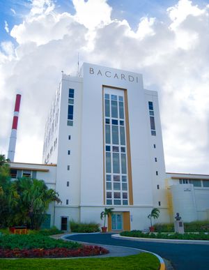 인근 카타뇨에 있는 카사 바카디는 산후안을 방문하는 사람들에게 인기 있는 관광 명소이다.