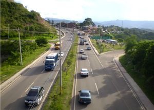 마리아 소아병원 출구에서 본 남쪽 방향의 아닐로 페리페리코(순환도로)