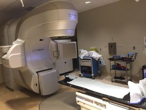 바리안 TrueBeam 선형가속기(Linear Accelerator). IMRT 시술에 사용된다.