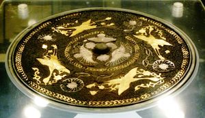 당나라 시대, 서안 동부에서 제작된 네 마리의 봉황이 리본을 물고 있는 모습이 상감된 칠기 뒷면 거울