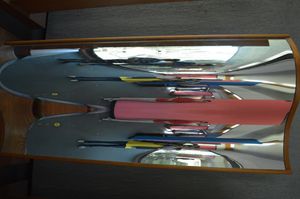 멕시코시티의 우니베르숨 박물관에 있는 곡면 거울. 볼록면과 오목면에서 이미지가 나뉘어 보인다.