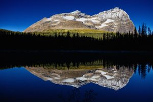 거울은 입사각(입사각) 방향으로 상을 반전시킵니다. 표면이 물체에서 90°, 수평각을 이룰 때, 상은 수직으로 180° 뒤집혀 보입니다(좌우는 올바른 쪽에 있지만, 상은 거꾸로 보임). 입사각의 법선이 수직 아래로 향하기 때문입니다.