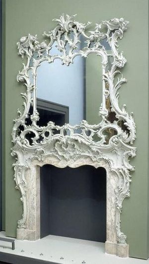 벽난로 상부 장식(Fireplace mantel)과 1750년경의 상부 거울, V&A 박물관 소장품 738:1 to 3–1897