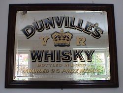 던빌 위스키(Dunville's Whisky) 로고가 새겨진 바 거울