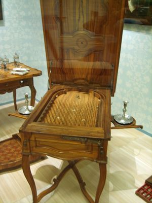 일본식 당구}}. 몬태규 레드그레이브의 특허보다 100년 앞서 볼을 발사하는 스프링 장치가 이미 장착되어 있다.