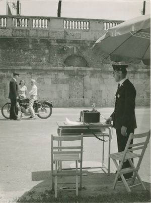 1955년 밀라노 시내에서 소음 수준을 관리하기 위해 소음 측정 장치를 사용하는 밀라노 시 경찰