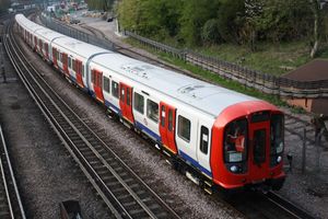 노스우드 인근에서 시험 운행 중인 S8형 전동차