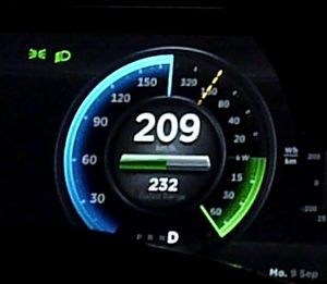 60kW 이상의 회생 제동을 사용하는 테슬라 모델 S P85+. 회생 제동 중에는 전력 표시등이 녹색으로 표시됩니다.