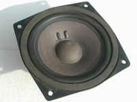 “드라이버(스피커 유닛)” 또는 “스피커 유닛”이라고 불리는 부분. 이것만으로도 소리는 나지만, 일반적으로 라디오, 텔레비전 등의 케이스에 내장된 상태로 사용되며, 컴포넌트 스테레오의 경우에는 상자에 조립된 상태로 사용된다.