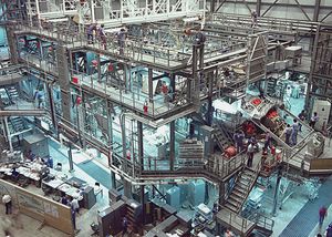 비행 후 궤도선과 고체로켓 부스터를 정비하는 것은 매우 복잡하고 비용이 많이 들며 시간이 오래 걸렸다. 우주왕복선 중 가장 짧은 착륙 후 재비행 시간은 아틀란티스호의 54일이었다.