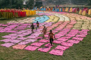 방글라데시에서 색색의 천 위에서 노는 아이들