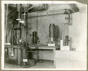 카밤산 암모늄 연탄을 사용한 요소 공장, 고정 질소 연구실 (1930년 경)