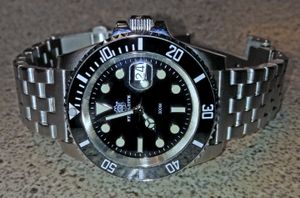 날짜 표시기 위에 평볼록 렌즈가 장착된 시계