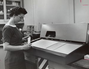 1960년대, 디에틸톨루아미드(DEET) 살충제를 분석하는 데 사용된 적외선 분광 광도계