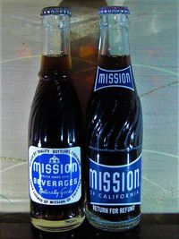 미션코라(Mission Cola)일본 국내 제조품왼쪽: 1950년대 병오른쪽: 1960년대 후반 이후 병