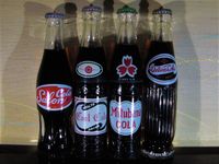 지역 코라의 예왼쪽: 살롱코라(Salon Cola)(가나가와현)왼쪽 중간: 쿨코라(Cool Cola)(오사카부)오른쪽 중간: 미츠바나코라(Mitsubana Cola)(오사카부)오른쪽: 델리시 코라(Delicious Cola)(오사카부)